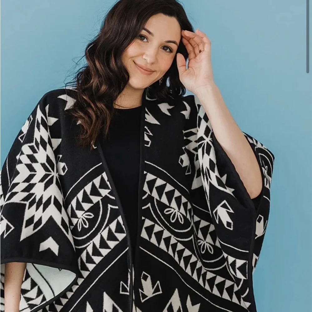 Star Indigenous Geometric Black and White Shawl - Picture 3 of 9